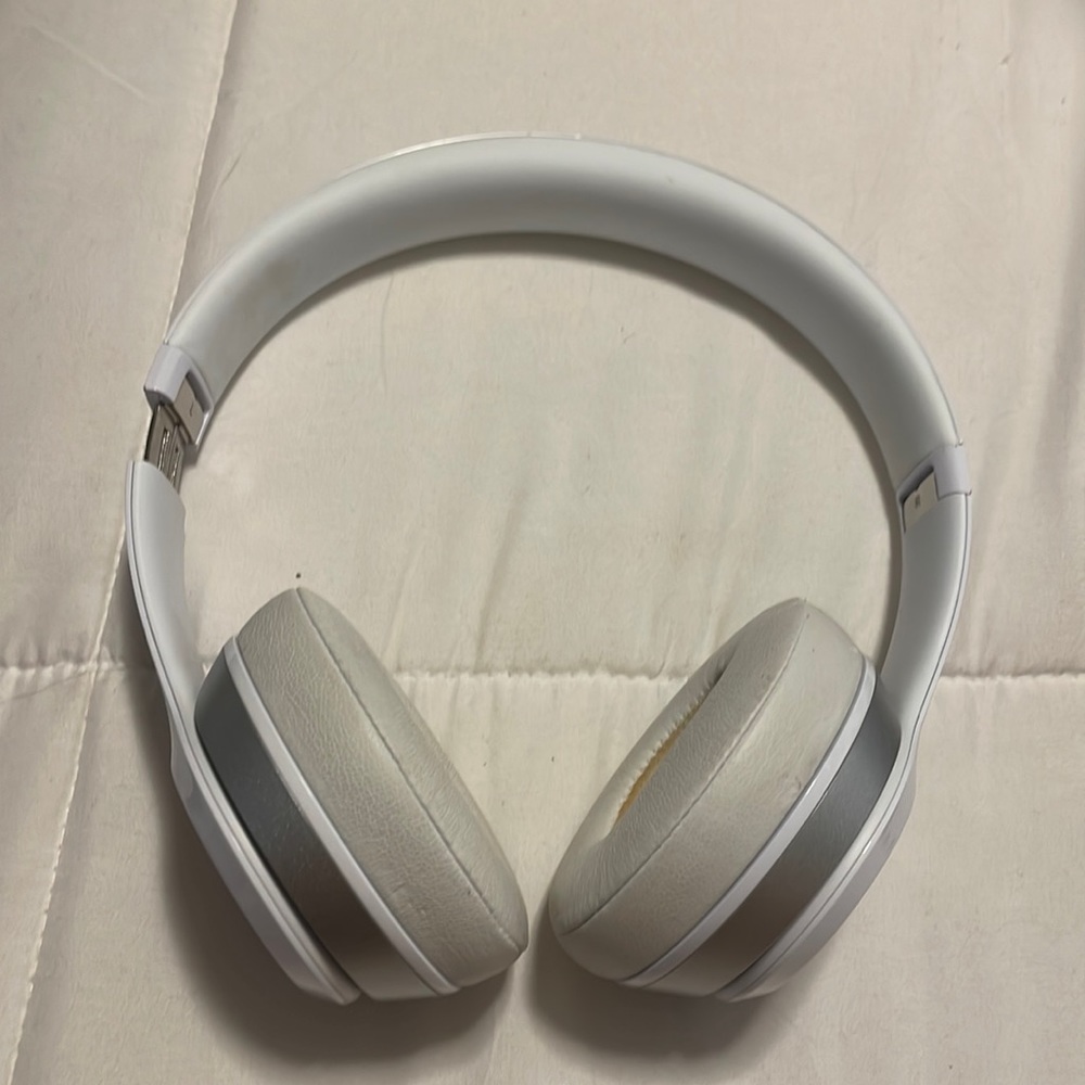White solo beats